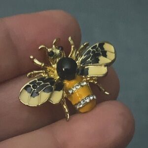 NEW Vintage Look Bee Brooch Pin